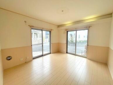 「LDK」2面採光で日当たり良好です。