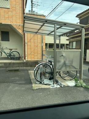 バイク・自転車濡れずに置けます。