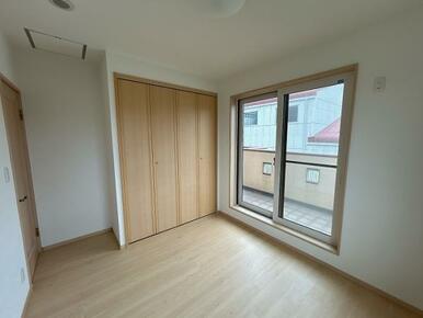 「2階西側洋室」約5.3帖のお部屋でございます。