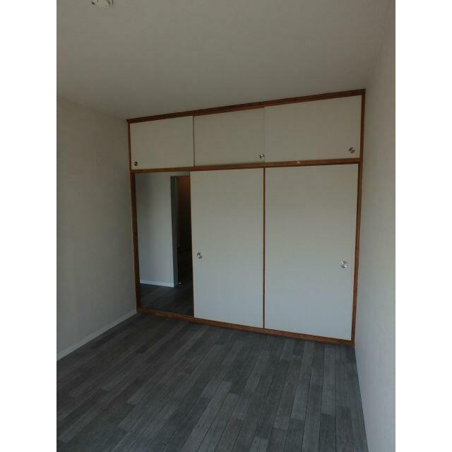 洋室６帖・収納スペース有り