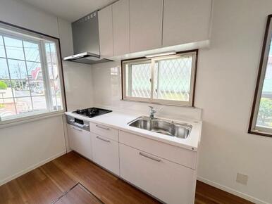 収納豊富なシステムキッチン