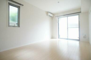 ２面採光の洋室は明るい光が射し込みます♪