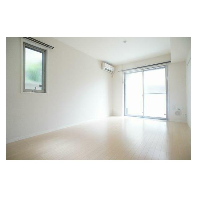 ２面採光の洋室は明るい光が射し込みます♪