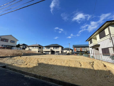 交通量が少なく道路が広いので駐車しやすい（更地写真）