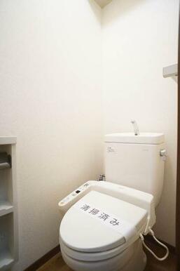 老若男女に人気の必須アイテム、温水洗浄暖房便座♪冬場の便座もポカポカです♪上部には棚があるので、トイ