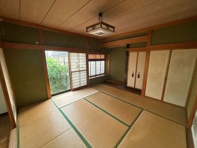 1階8帖の和室。廊下から出入りできるので来客時に便利です。