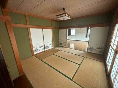 8帖和室はリビングからも出入り可能です！