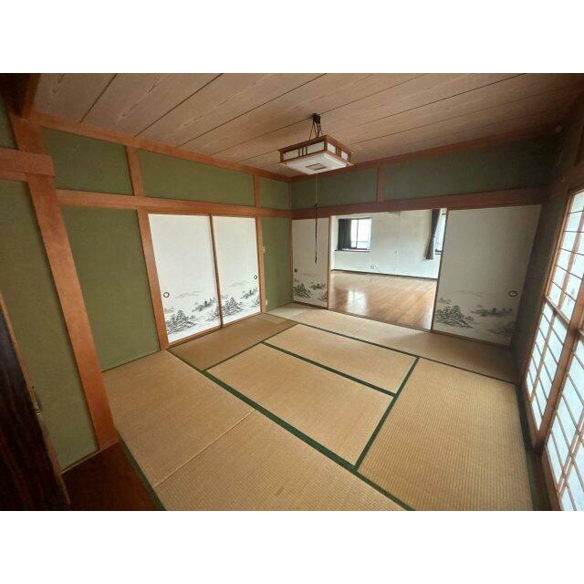 8帖和室はリビングからも出入り可能です！