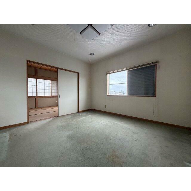 3階リビング。隣接する居室との間には引き戸があります