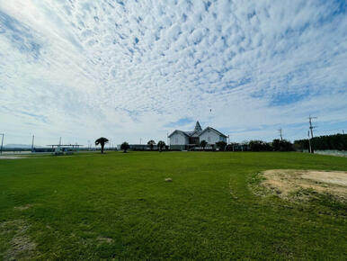 徒歩２分の場所に大きな公園があります。