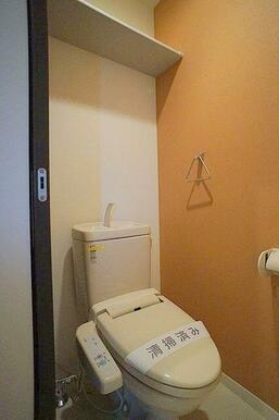 トイレは上部に収納棚がございます