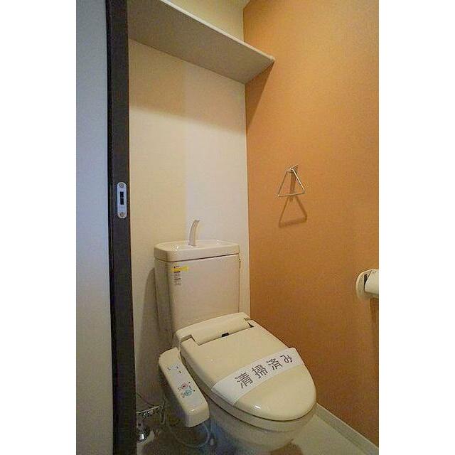 トイレは上部に収納棚がございます