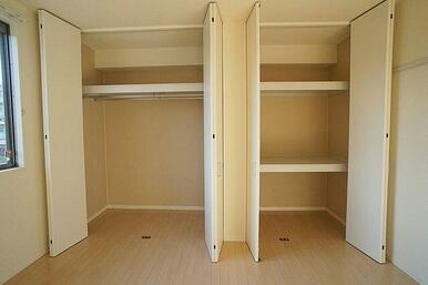 収納はハンガーパイプ付きでございます