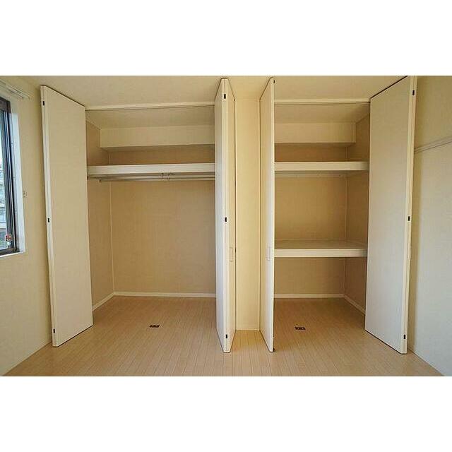 収納はハンガーパイプ付きでございます