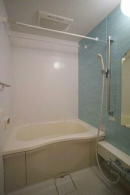 浴室はアクセントパネルを採用しております