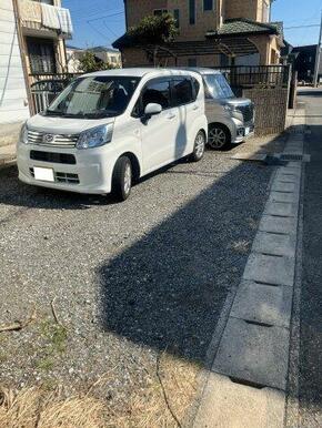 敷地内に駐車スペースを確保。前面道路へ直結しています