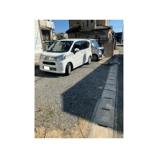 敷地内に駐車スペースを確保。前面道路へ直結しています