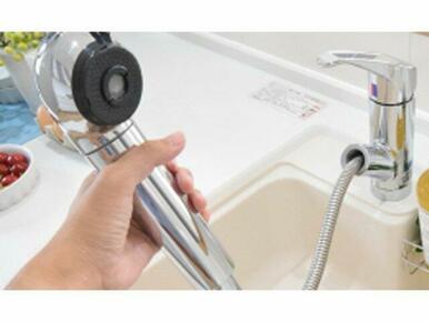 浄水器内蔵型ハンドシャワーです。