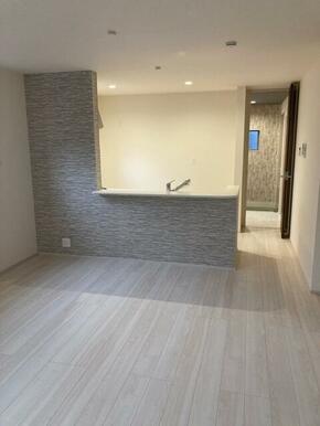 遊び心のあるアクセントクロスがリビングに華やぎを与えます（3号棟）