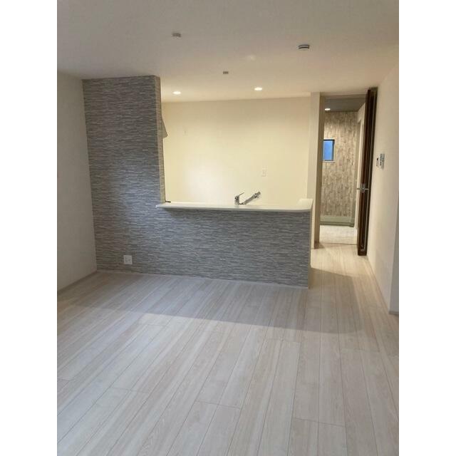 遊び心のあるアクセントクロスがリビングに華やぎを与えます（3号棟）