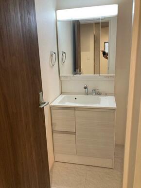 シャキッと一日を始める朝も素顔に戻る夜もこの洗面台から（3号棟）