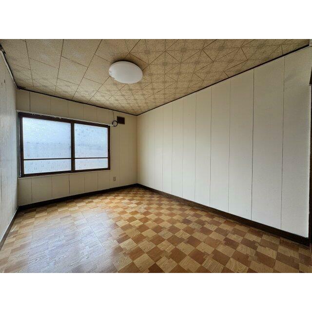 2階洋室：日当たり良好。