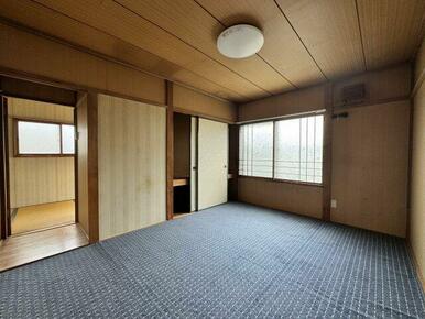 2階和室：カーペット下は畳になっております。