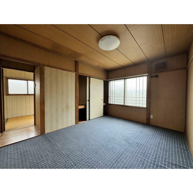 2階和室：カーペット下は畳になっております。