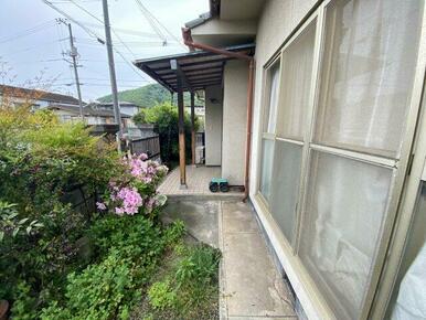 四季折々の草花が楽しめる緑豊かな庭スペース。外からの目線もほどよく遮られ、プライベート感も確保されて