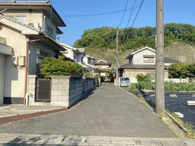 前面道路は幅にゆとりがあり、車の出し入れもスムーズ！交通量が少ないため、小さなお子さまがいるご家庭や