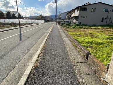 南側区画と前道の間には歩道がございます。