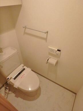 トイレは嬉しい温水洗浄機能付便座です。