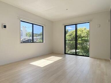 明るく開放感のあるリビング