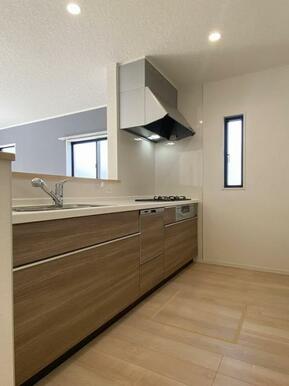 料理をしながら家族と会話を楽しめる対面キッチン♪