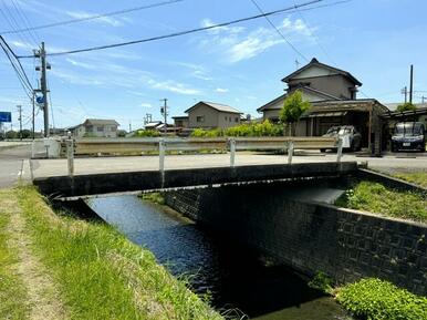 睦実川の川向こうから見る本物件