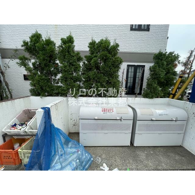 BOXタイプのごみ置き場で清潔ですね♪