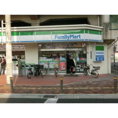 ファミリーマート小阪駅前店