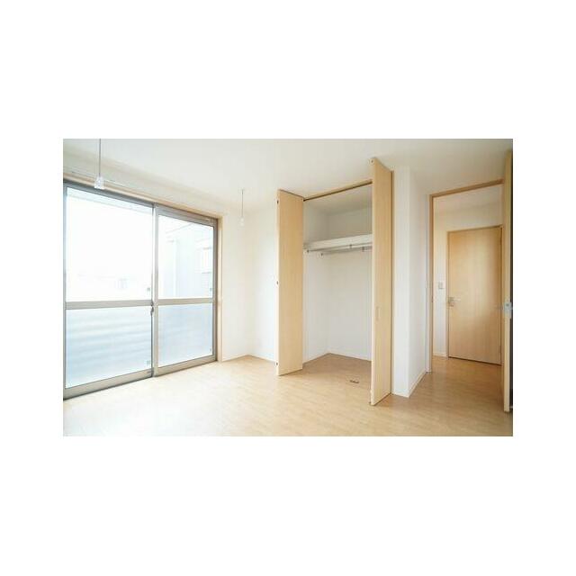 【２階洋室】収納やバルコニー、室内物干しもついてます♪