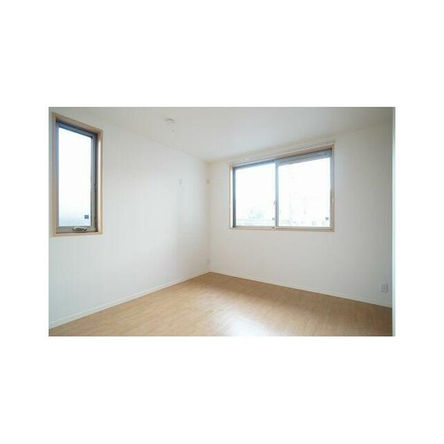 【１階洋室】二面採光の洋室♪こちらは寝室にぴったりのお部屋です♪ウォークインクローゼットついてます♪