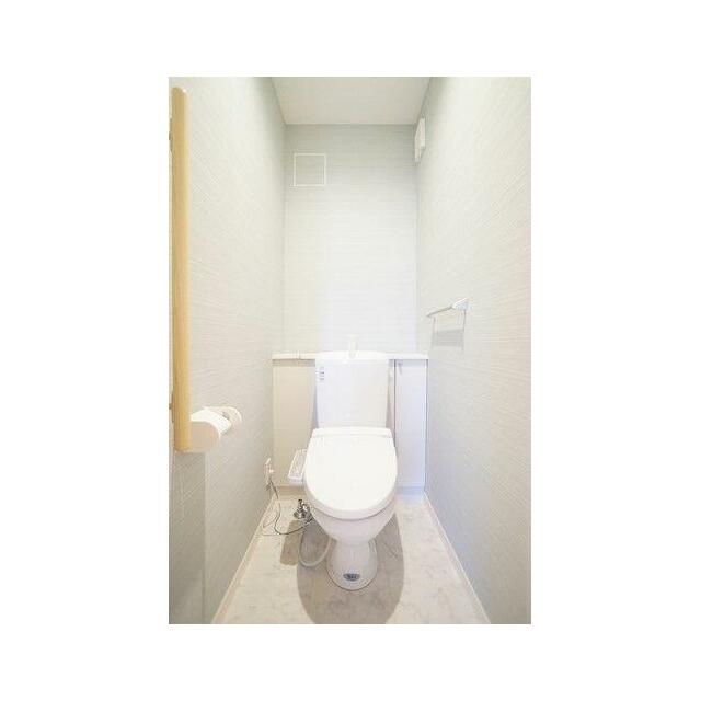 【トイレ】上下階にあるトイレには両方に洗浄機能付便座がついてます♪