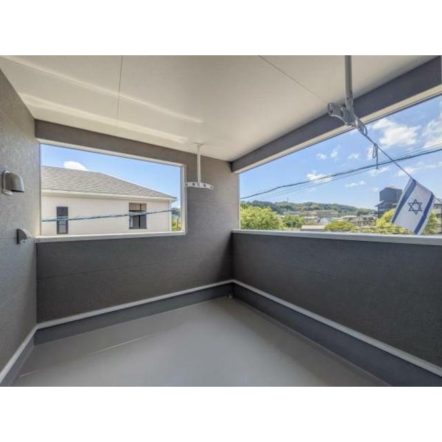 開放感のあるバルコニーは外の景色を広く楽しむことができます。屋根付きで急な天候変化にも対応しやすいです。室内と同じような落ち着いた色合いが特徴的です。