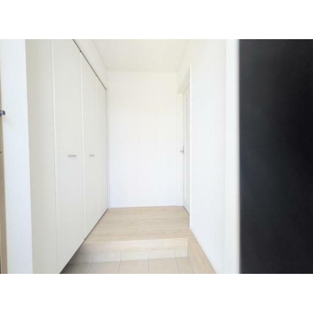 玄関は明るく清潔感のある空間となっています。大型の収納スペースが備わっており整理整頓がしやすいです。