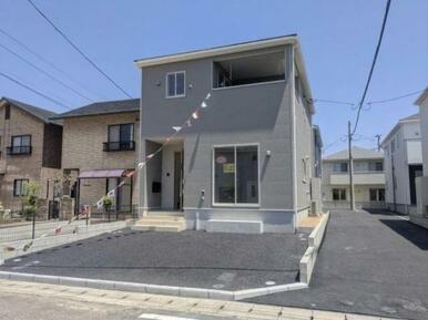 シンプルで洗練された外観が魅力の戸建てです。広々とした駐車スペースが確保されています。住宅街の一角に位置し周囲は落ち着いた雰囲気です。二階のバルコニーも特徴的です。