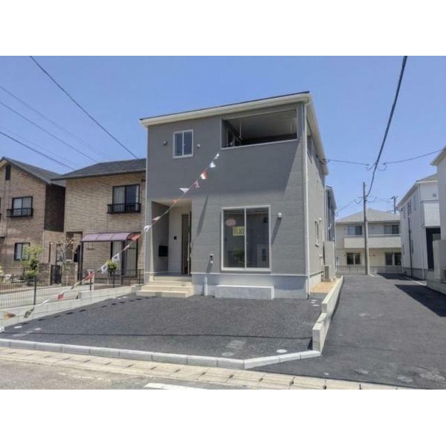 シンプルで洗練された外観が魅力の戸建てです。広々とした駐車スペースが確保されています。住宅街の一角に位置し周囲は落ち着いた雰囲気です。二階のバルコニーも特徴的です。