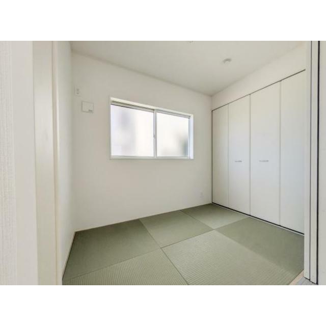 和室ならではの落ち着いた雰囲気が感じられる空間です。