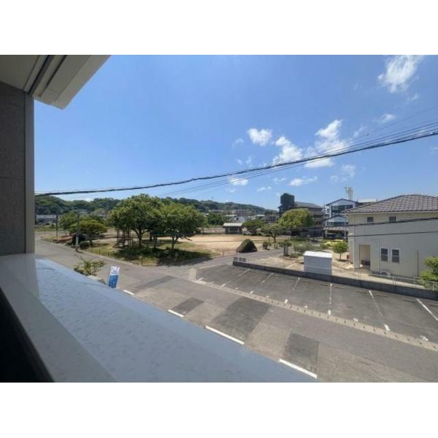 窓から広がる開放的な景色が魅力です。公園の緑や遠くの山並みが望め自然を感じられます。住宅街ならではの静かな環境です。青空が広がる日には心が晴れるような眺望です。