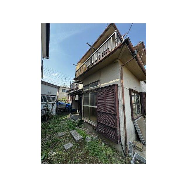 左側に位置する建物外観。1階部分に大きな掃き出し窓があります