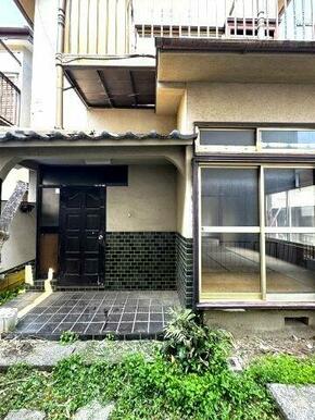 建物正面の様子。玄関横には日差しが入る窓が並んでいます