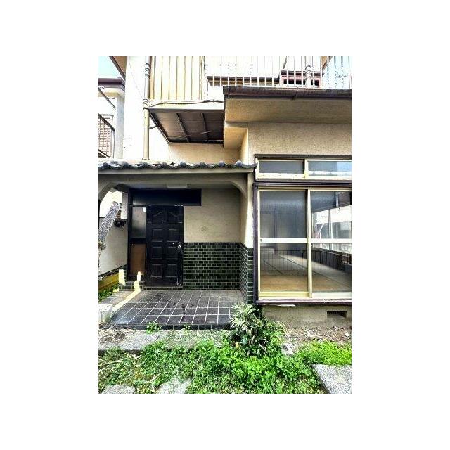 建物正面の様子。玄関横には日差しが入る窓が並んでいます