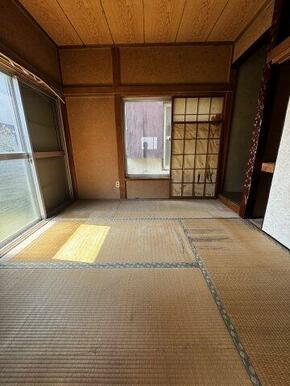 大きな窓から日差しが入る明るい和室。収納も完備されています
